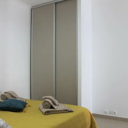 Baia Do Sado Ii Apartment